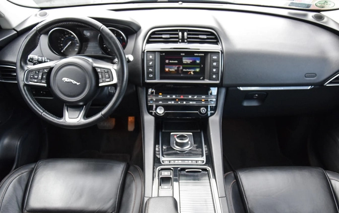 Jaguar F-Pace cena 119000 przebieg: 122588, rok produkcji 2018 z Skwierzyna małe 191